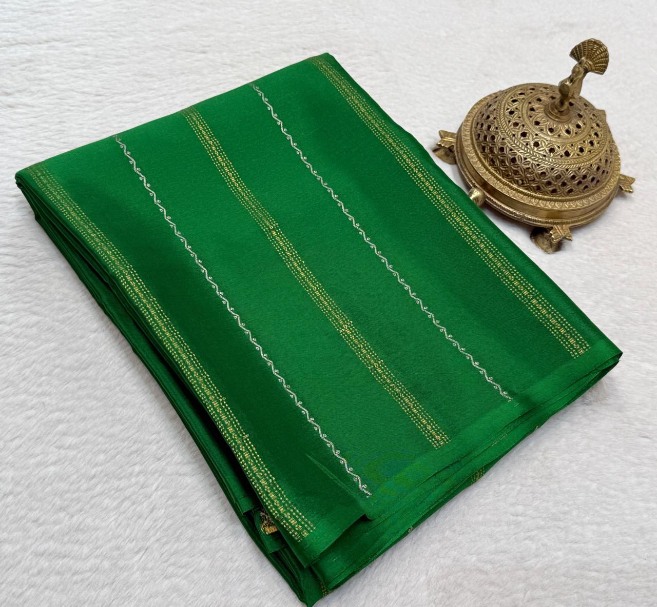 Borderless Crepe Silk Saree with Gold & Silver Zari Stripes | Rich Contrast Pallu