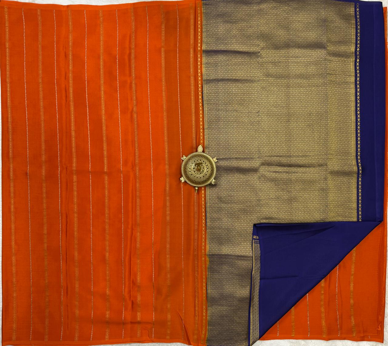 Borderless Crepe Silk Saree with Gold & Silver Zari Stripes | Rich Contrast Pallu