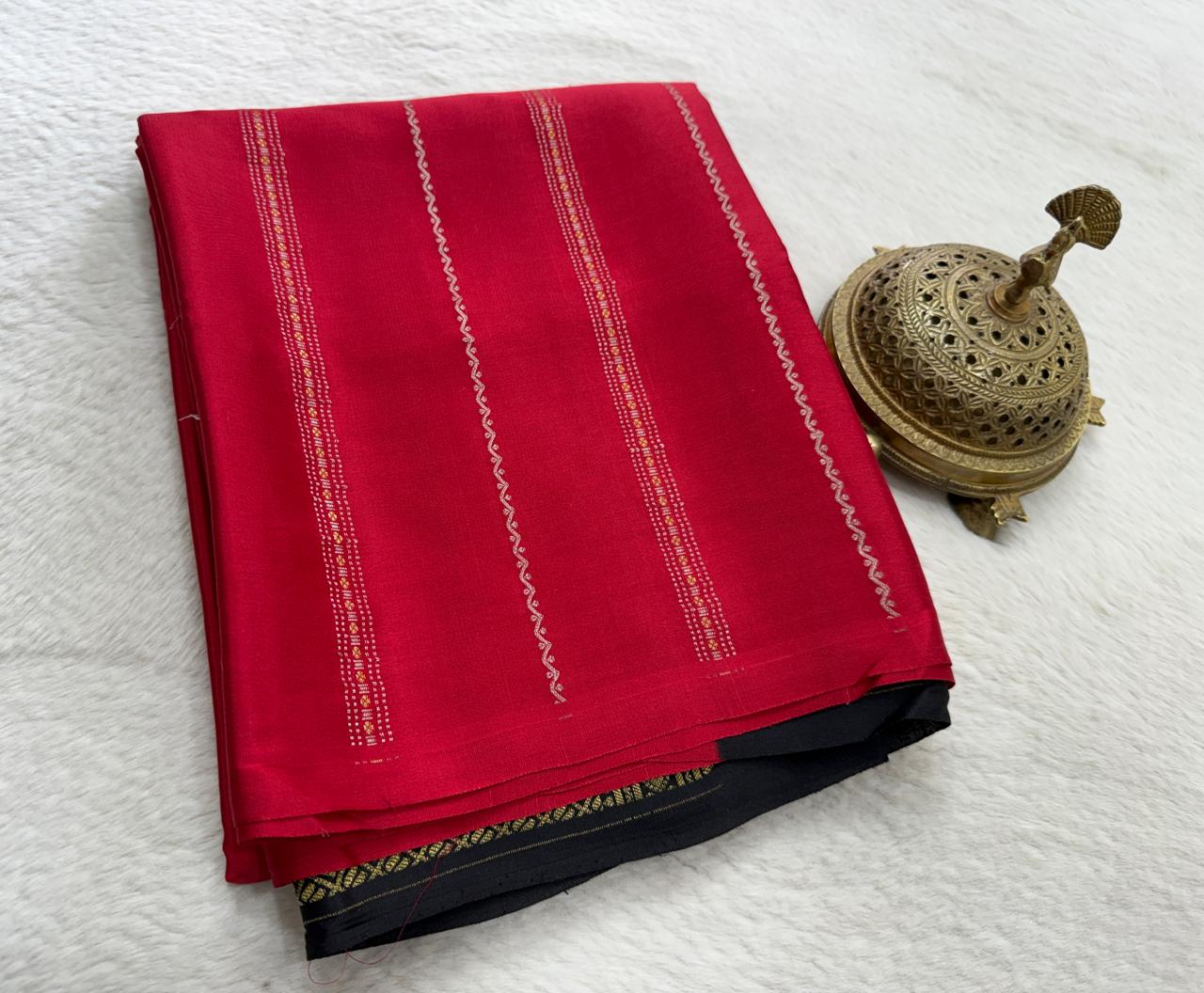 Borderless Crepe Silk Saree with Gold & Silver Zari Stripes | Rich Contrast Pallu