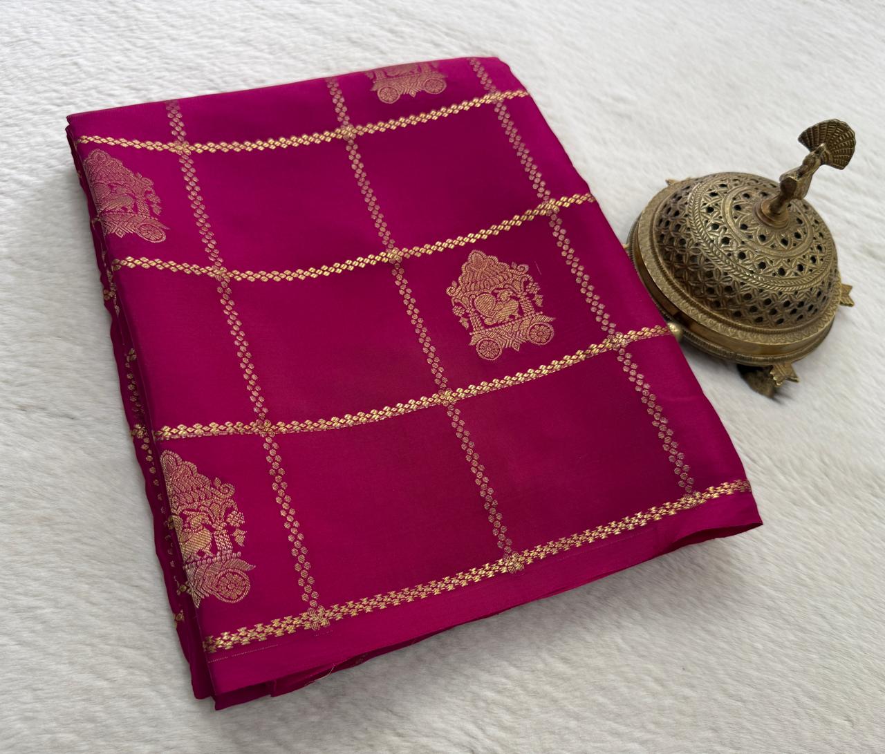 Crepe Silk Saree with Rich Pallu – Borderless Checks Pattern | Premium Ethnic Wear