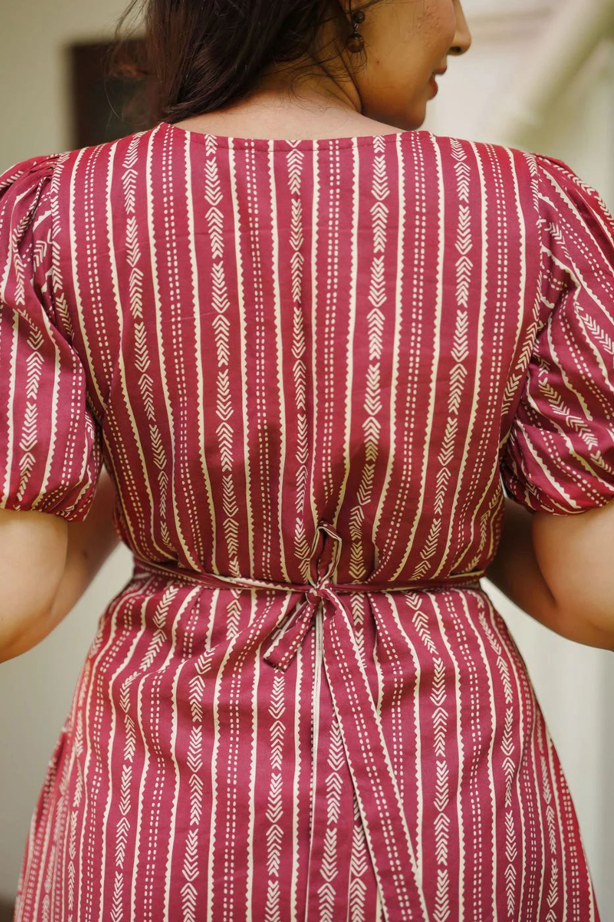 Women'S Maroon Featuring V Neck And Puffed Sleeves Aline Dress