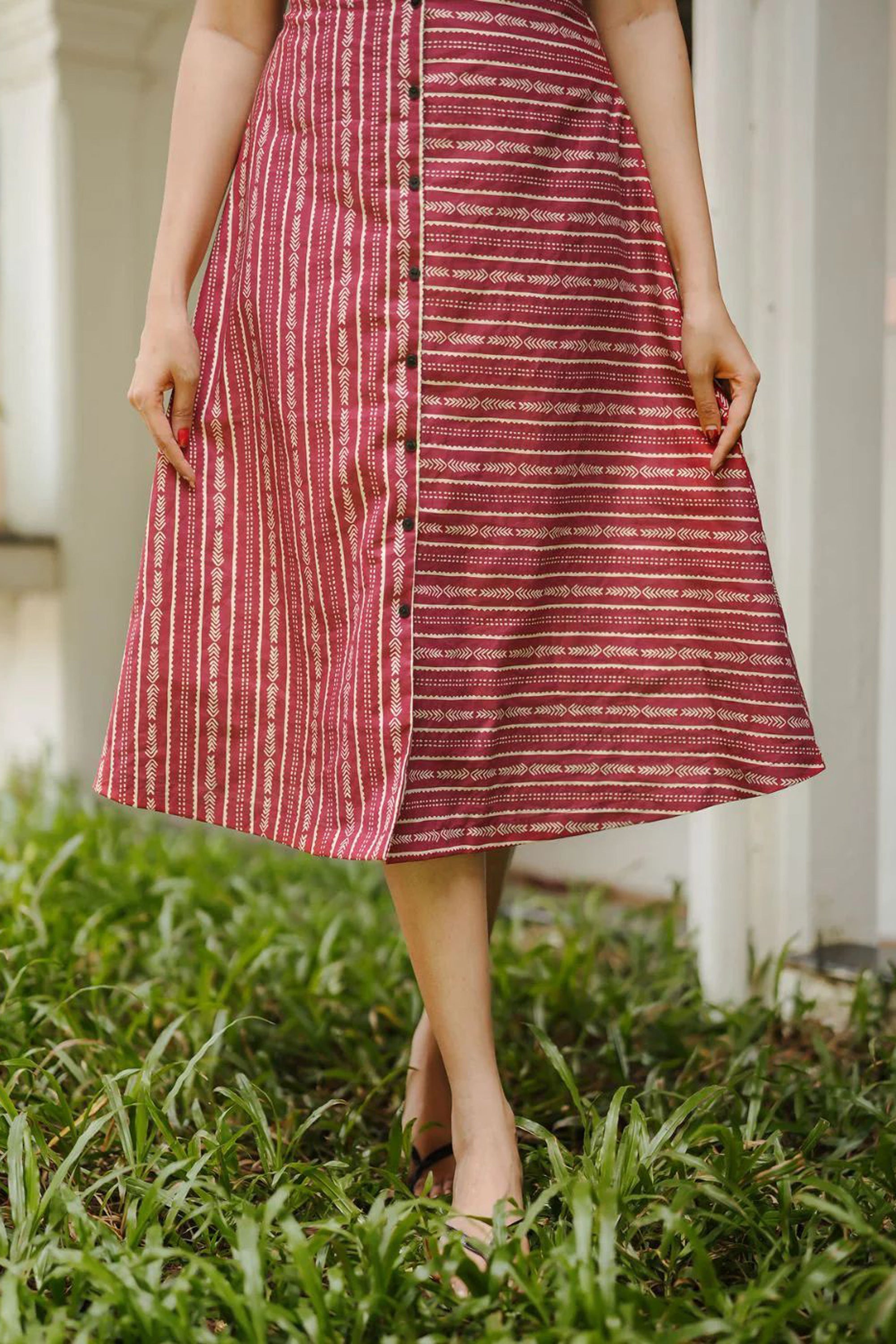 Women'S Maroon Featuring V Neck And Puffed Sleeves Aline Dress