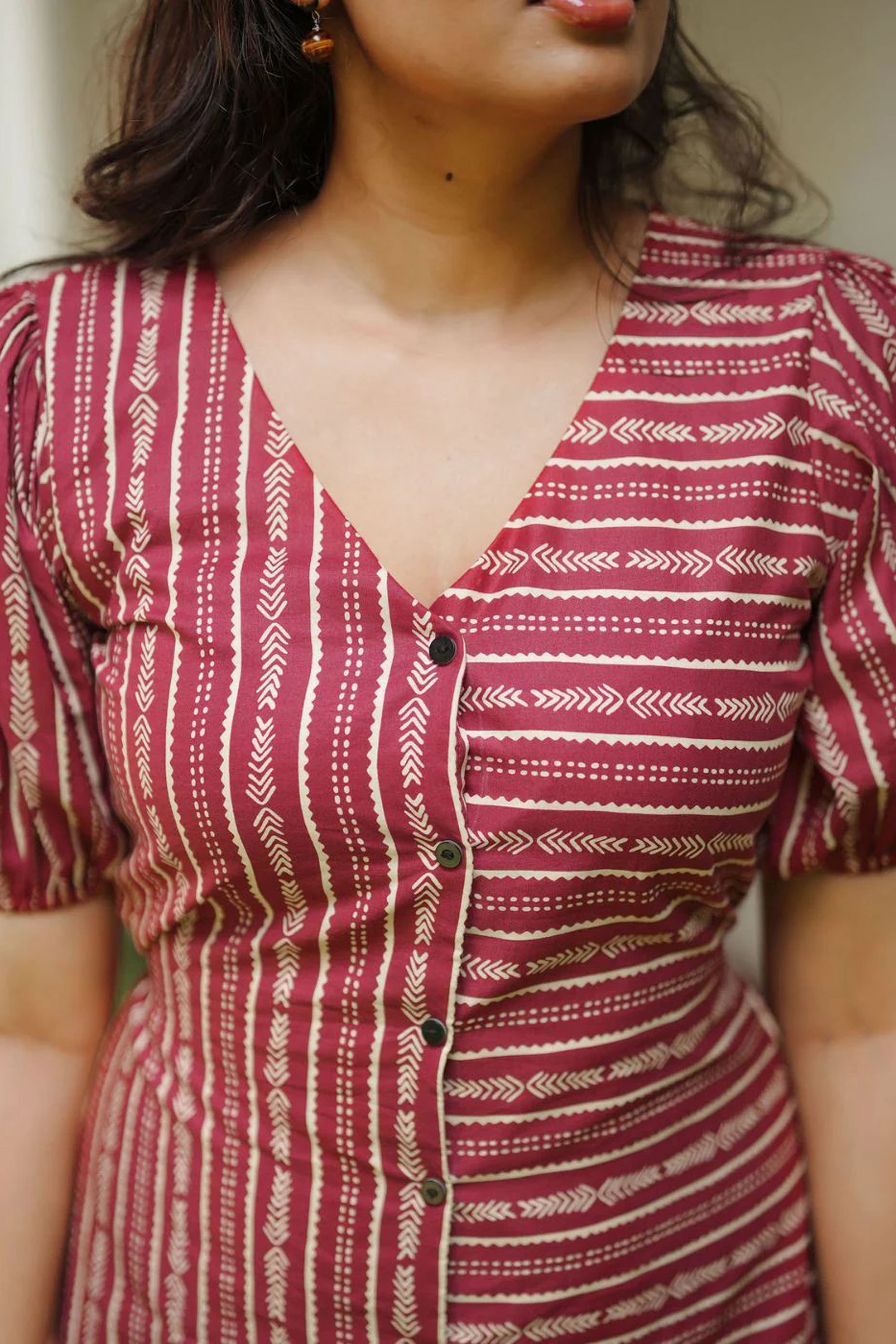 Women'S Maroon Featuring V Neck And Puffed Sleeves Aline Dress