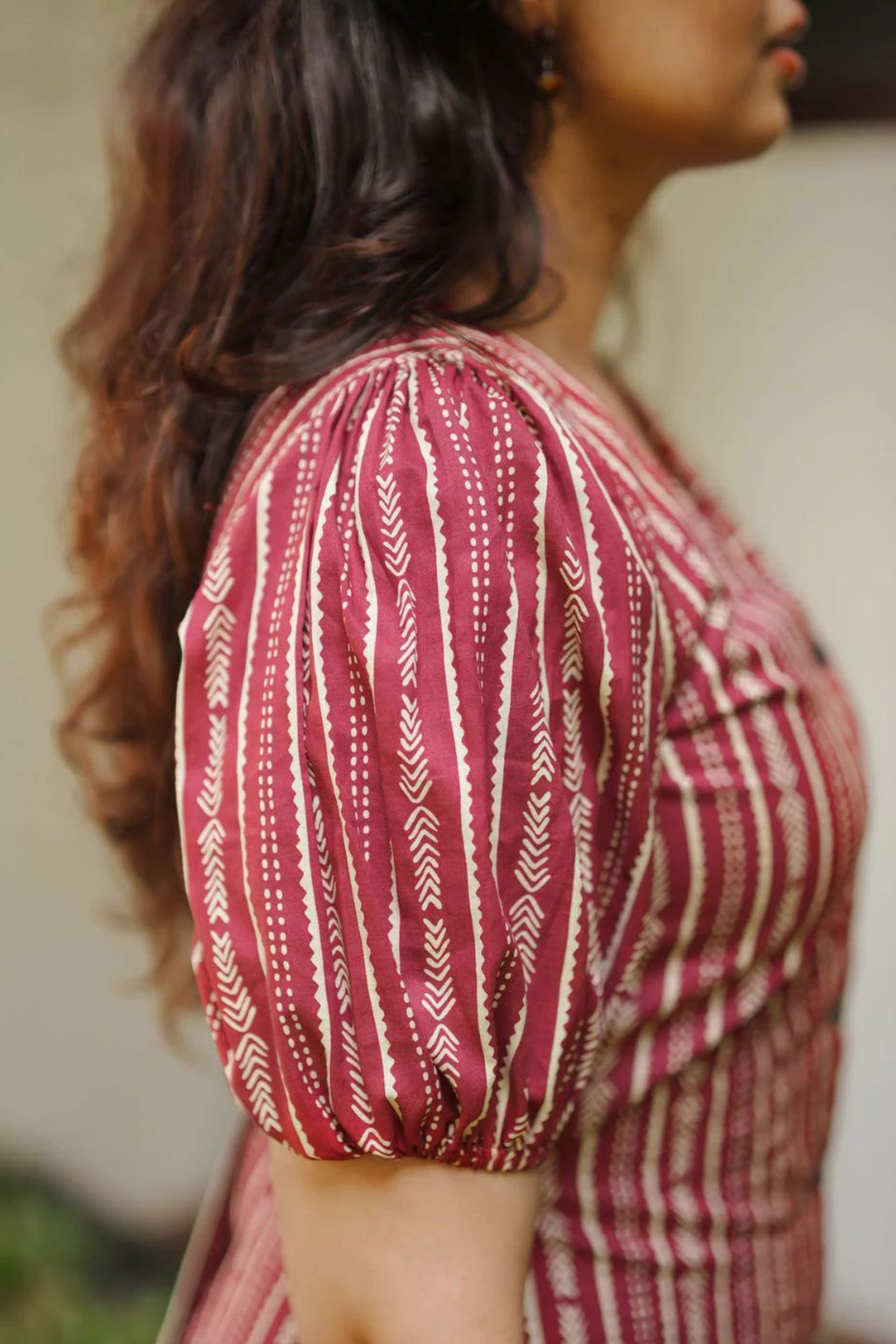 Women'S Maroon Featuring V Neck And Puffed Sleeves Aline Dress