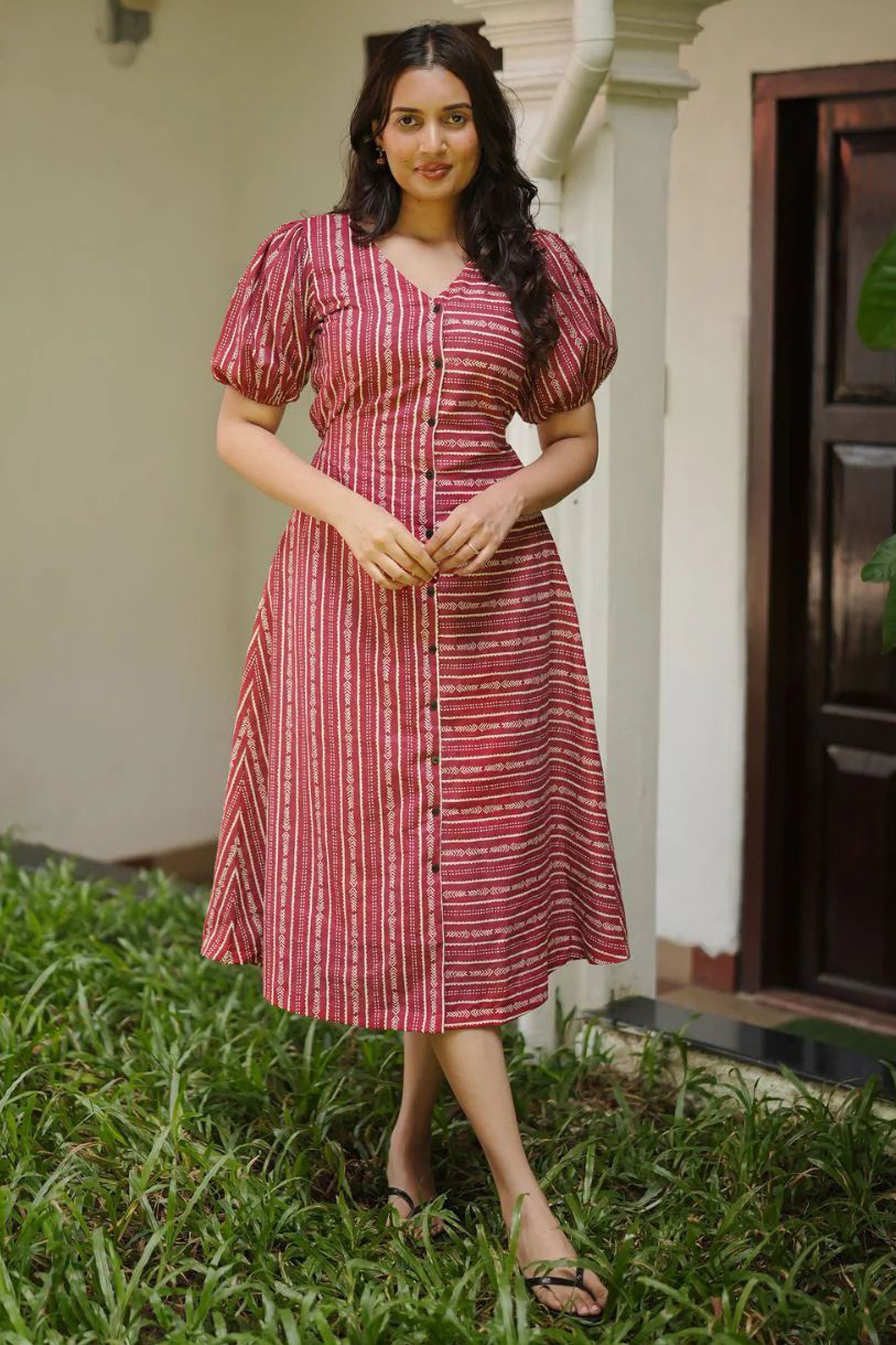 Women'S Maroon Featuring V Neck And Puffed Sleeves Aline Dress