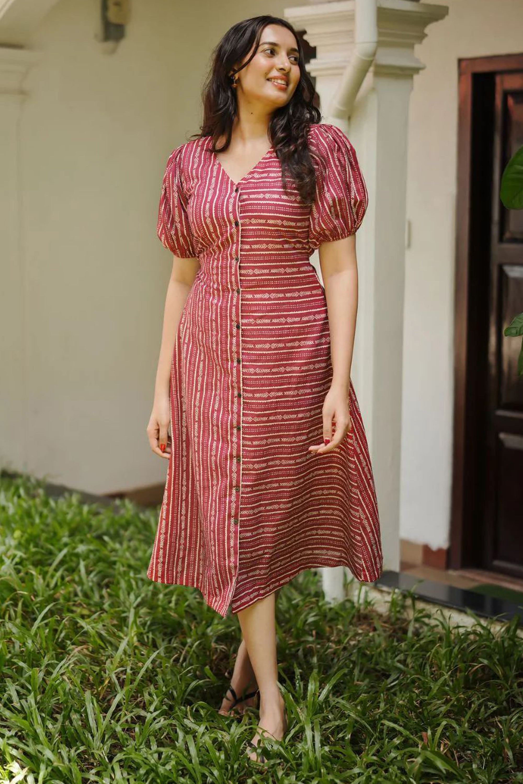 Women'S Maroon Featuring V Neck And Puffed Sleeves Aline Dress