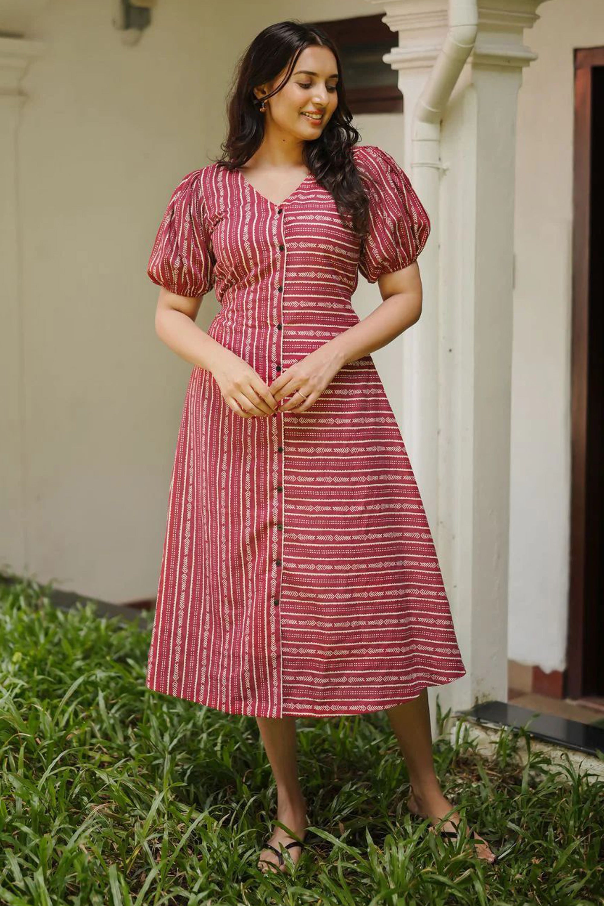 Women'S Maroon Featuring V Neck And Puffed Sleeves Aline Dress