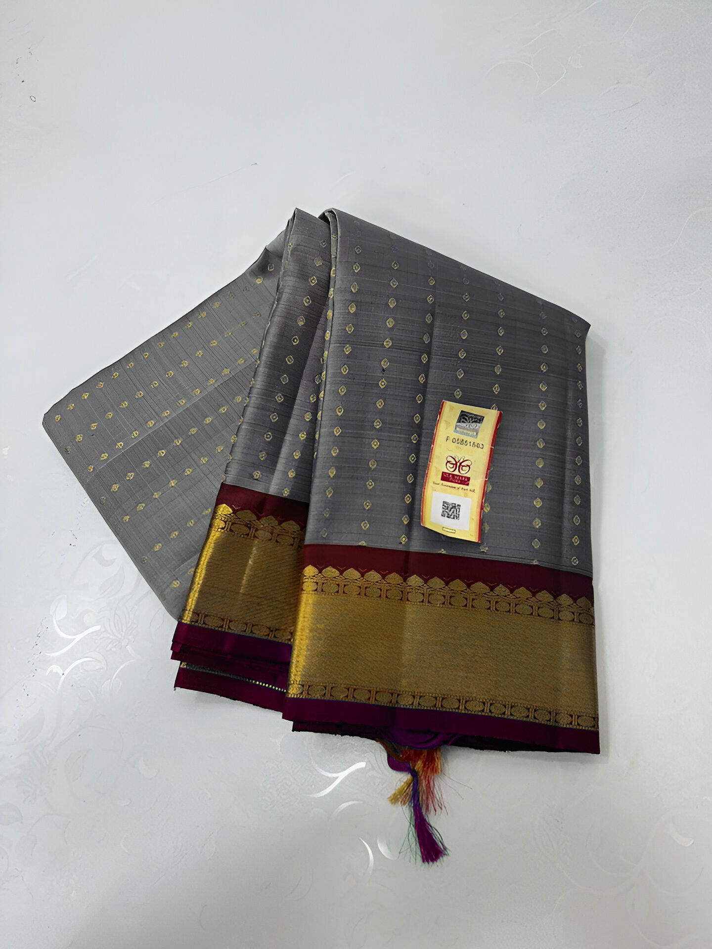 Tradition Draped in Gold: Kanchipuram 1000 Butta Royal Weave