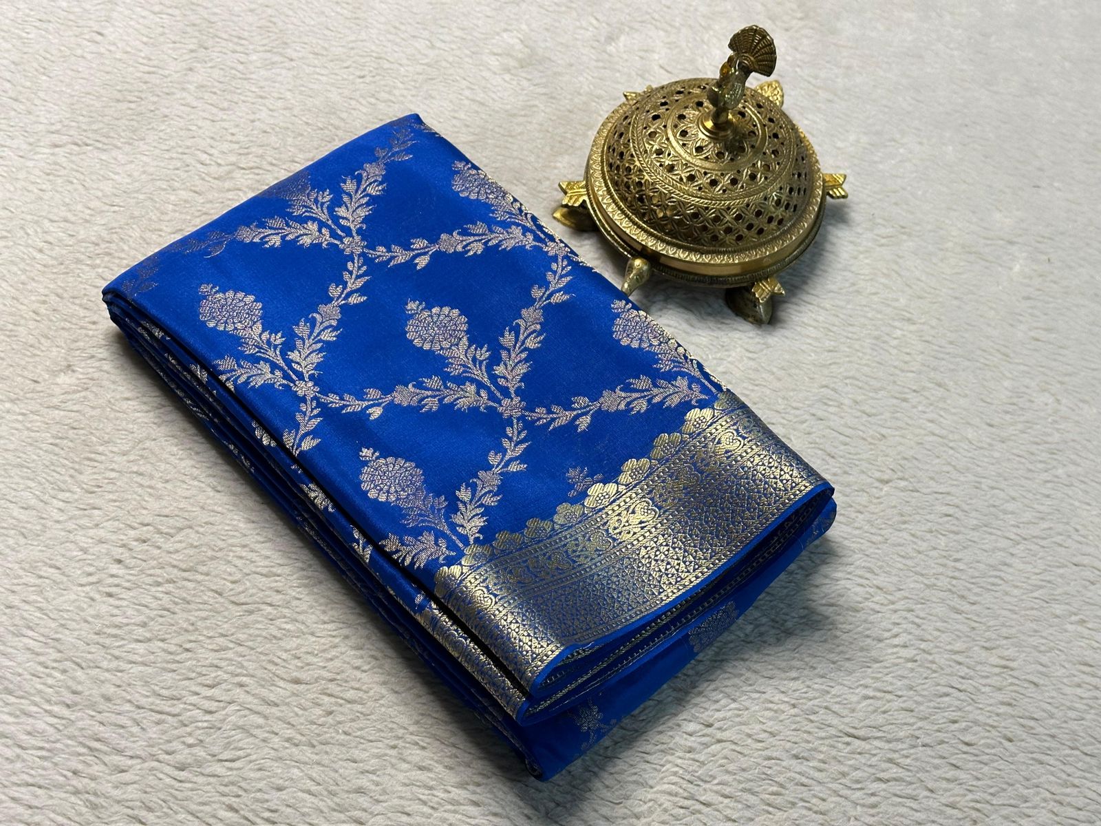 Embrace Luxury: Silk Brocade Saree Adorned with Lavish Gold & Silver Zari
