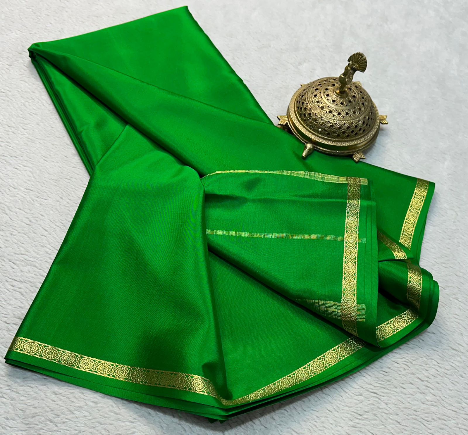Elegance Redefined: Small Border Line Pallu Sarees in Stunning Solid Hues