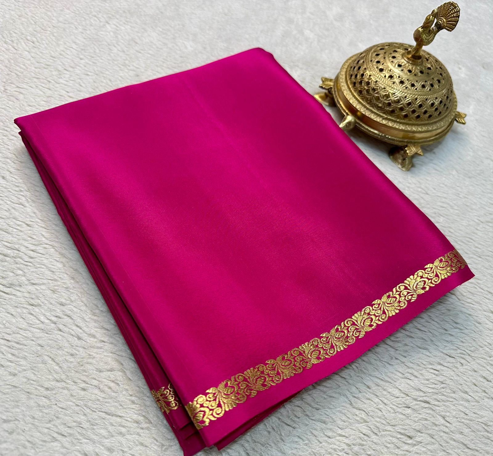 Timeless Beauty: Exquisite Line Pallu and Small Borders in Solid Colors