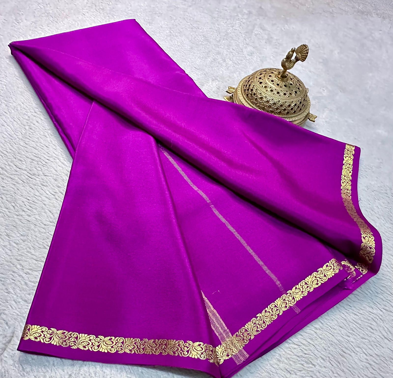 Timeless Beauty: Exquisite Line Pallu and Small Borders in Solid Colors