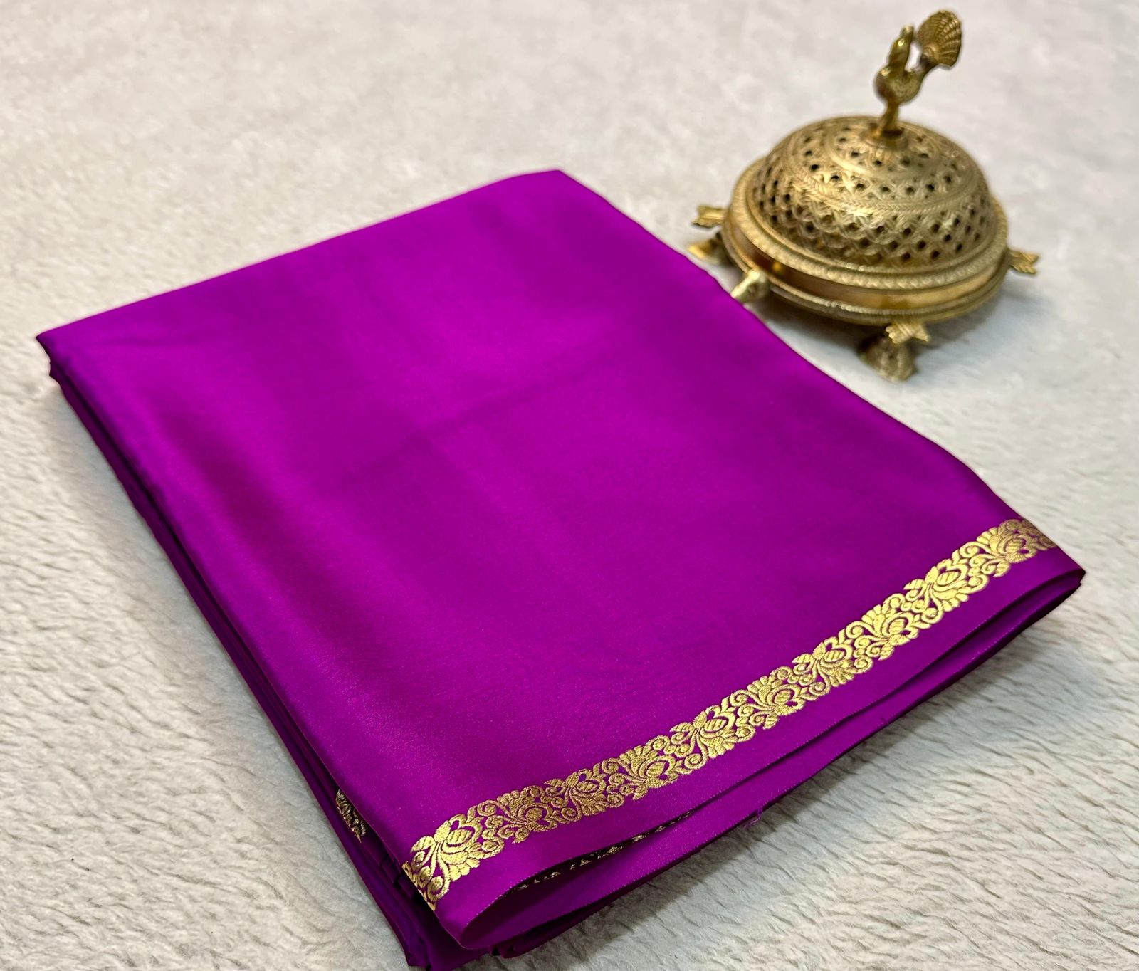 Timeless Beauty: Exquisite Line Pallu and Small Borders in Solid Colors