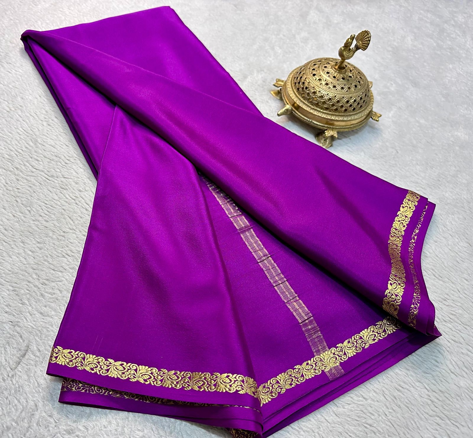 Timeless Beauty: Exquisite Line Pallu and Small Borders in Solid Colors