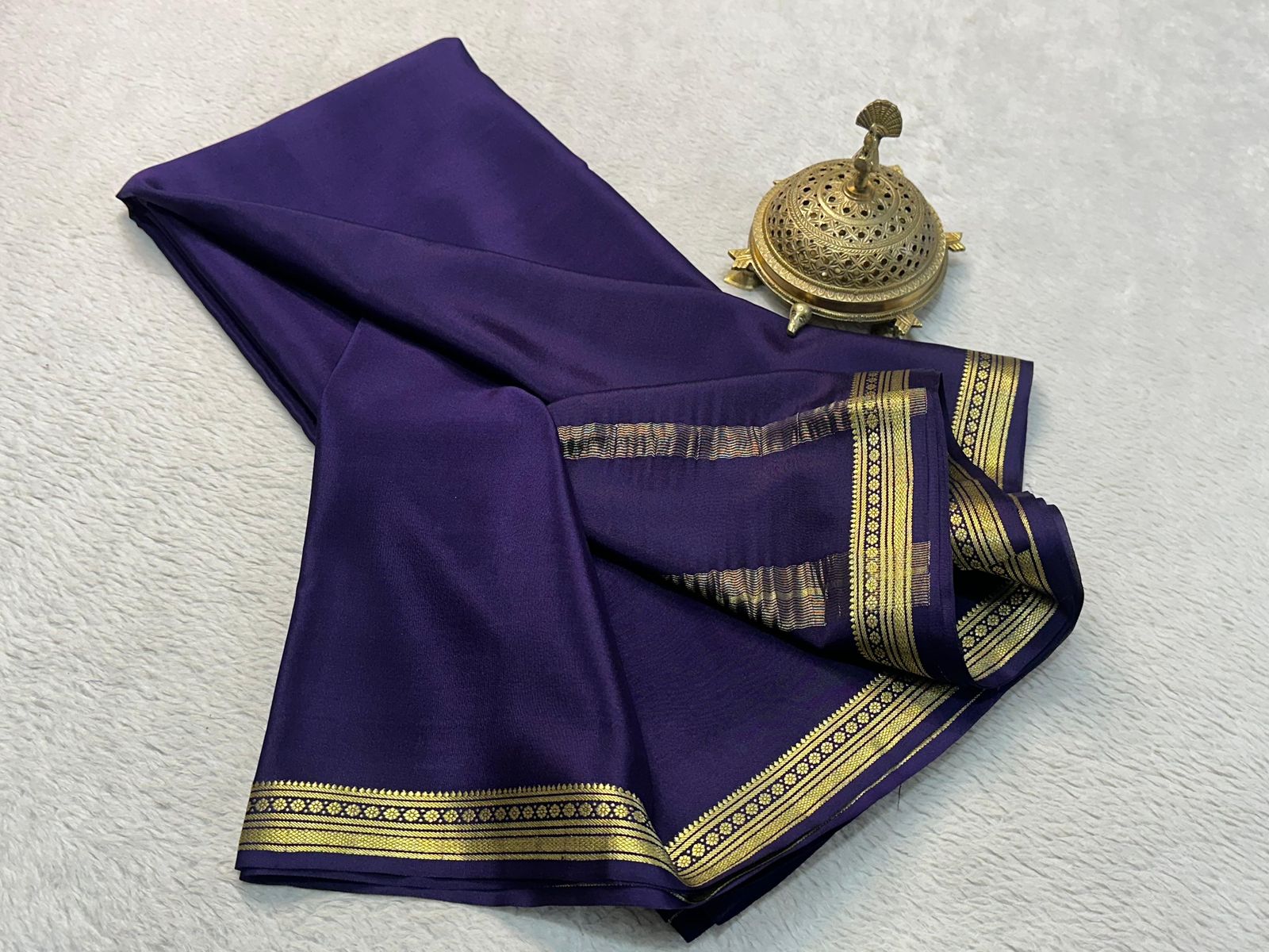 Traditional border with line pallu in beautiful solid colors