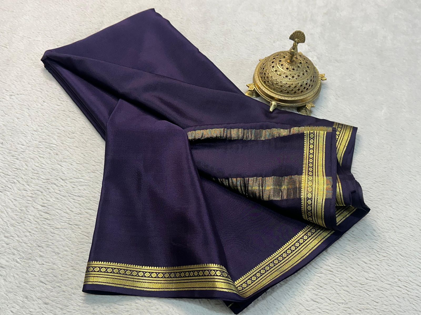 Traditional border with line pallu in beautiful solid colors