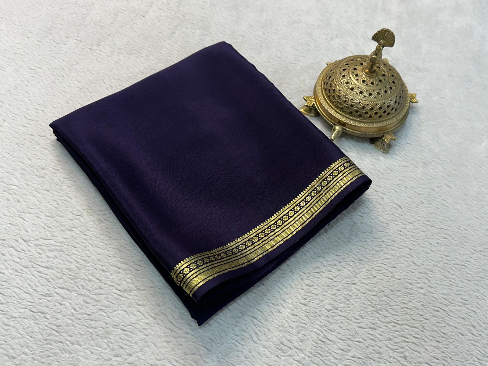 Traditional border with line pallu in beautiful solid colors