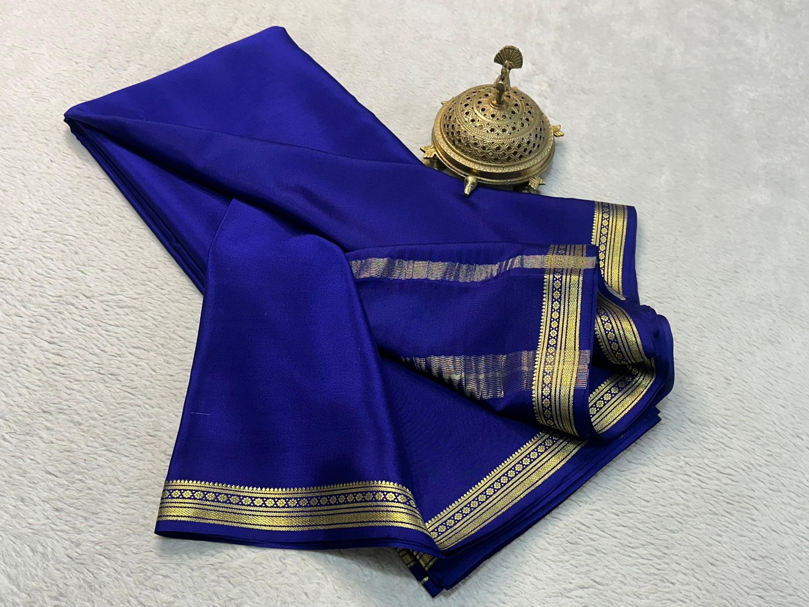 Traditional border with line pallu in beautiful solid colors