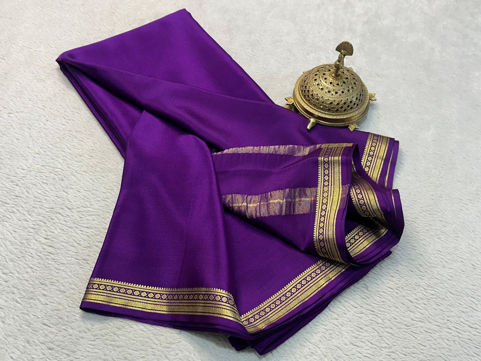Traditional border with line pallu in beautiful solid colors