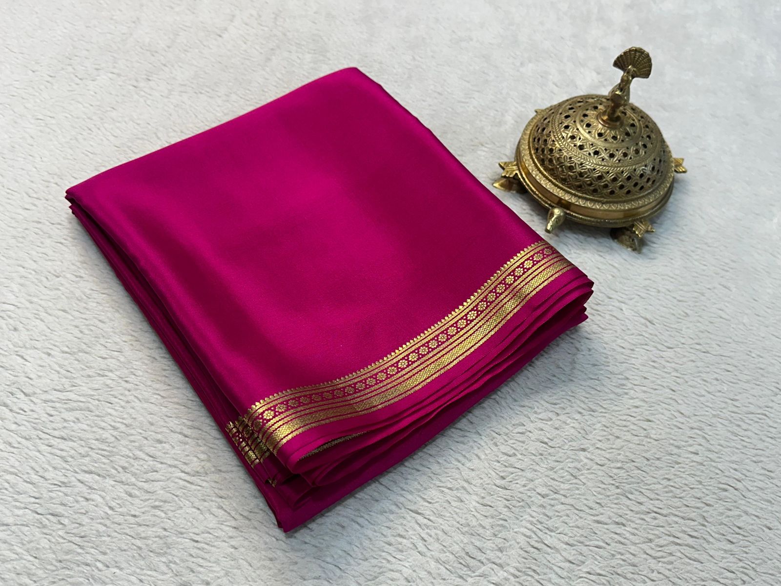Traditional border with line pallu in beautiful solid colors