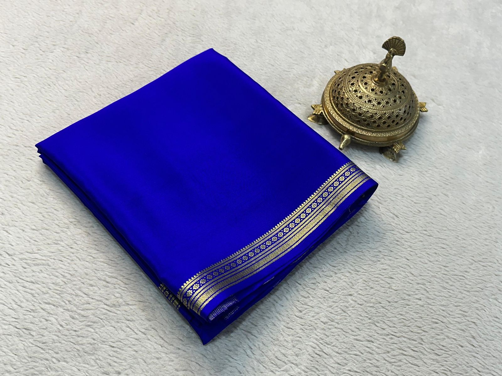Traditional border with line pallu in beautiful solid colors