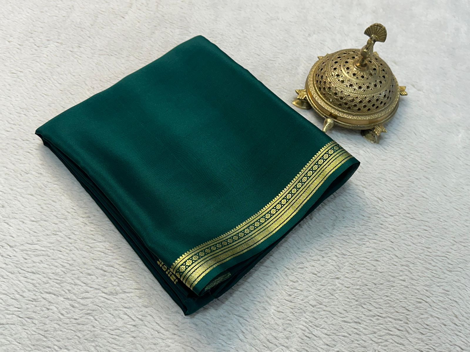 Traditional border with line pallu in beautiful solid colors