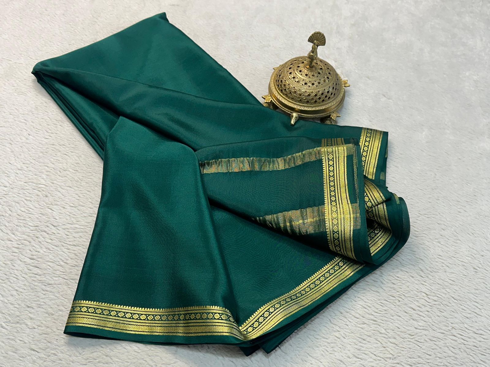 Traditional border with line pallu in beautiful solid colors