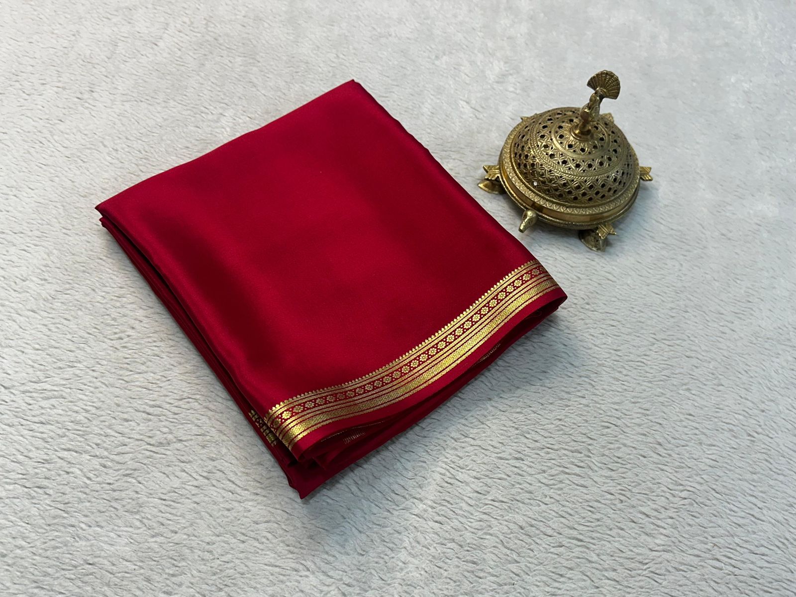Traditional border with line pallu in beautiful solid colors