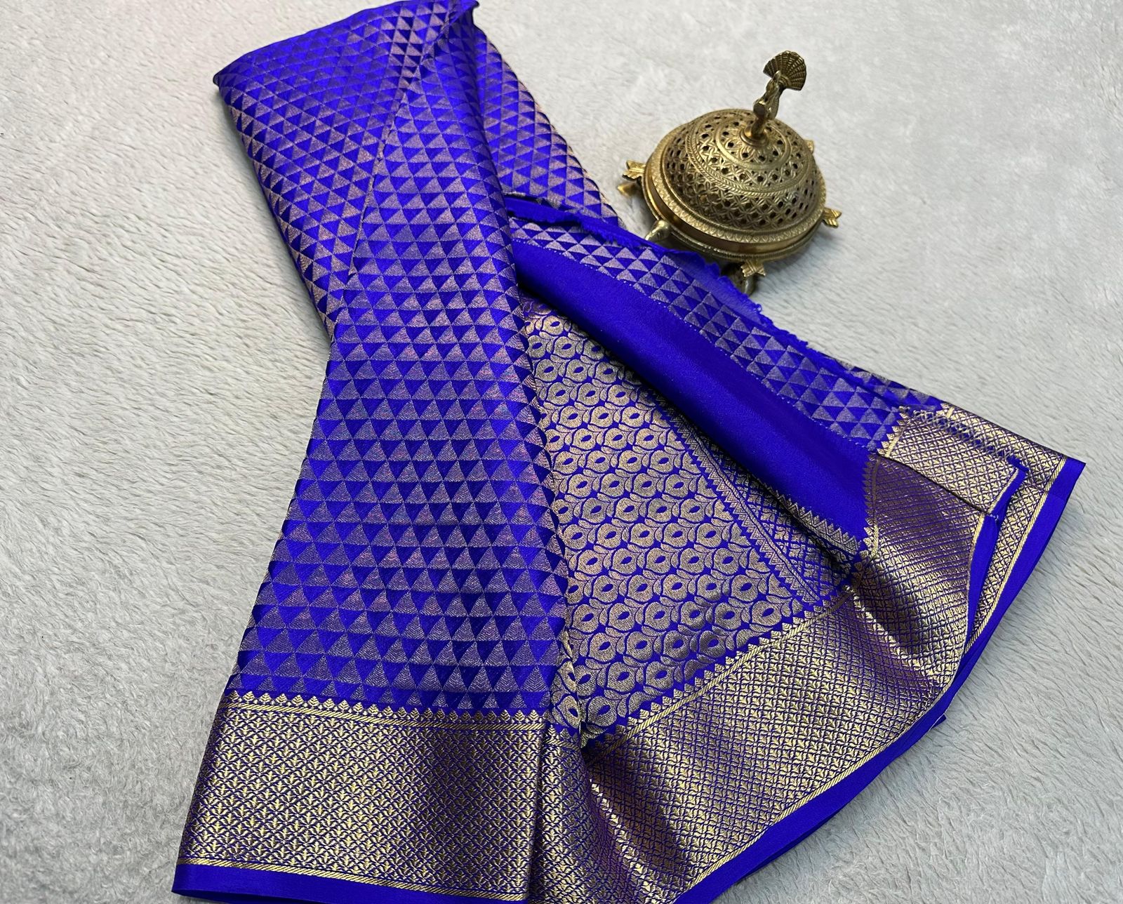 Exquisite Silk Brocade Saree: Gold & Silver Zari Weaving with Diamond Box Design and Rich Pallu