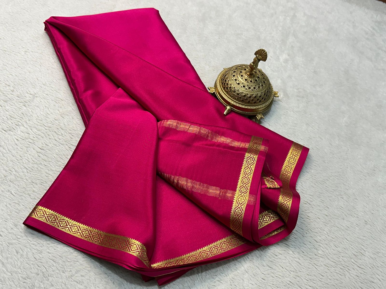 Solid Elegance: Graceful Small Border Sarees with Captivating Line Pallu
