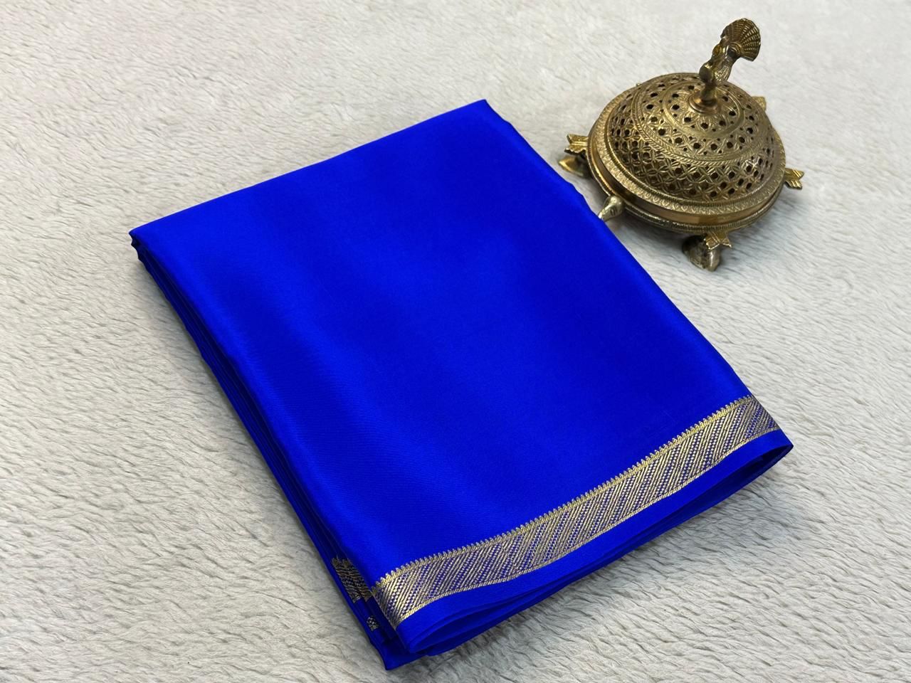 Elegant Simplicity: Beautiful Solid Colors with Small Border and Line Pallu