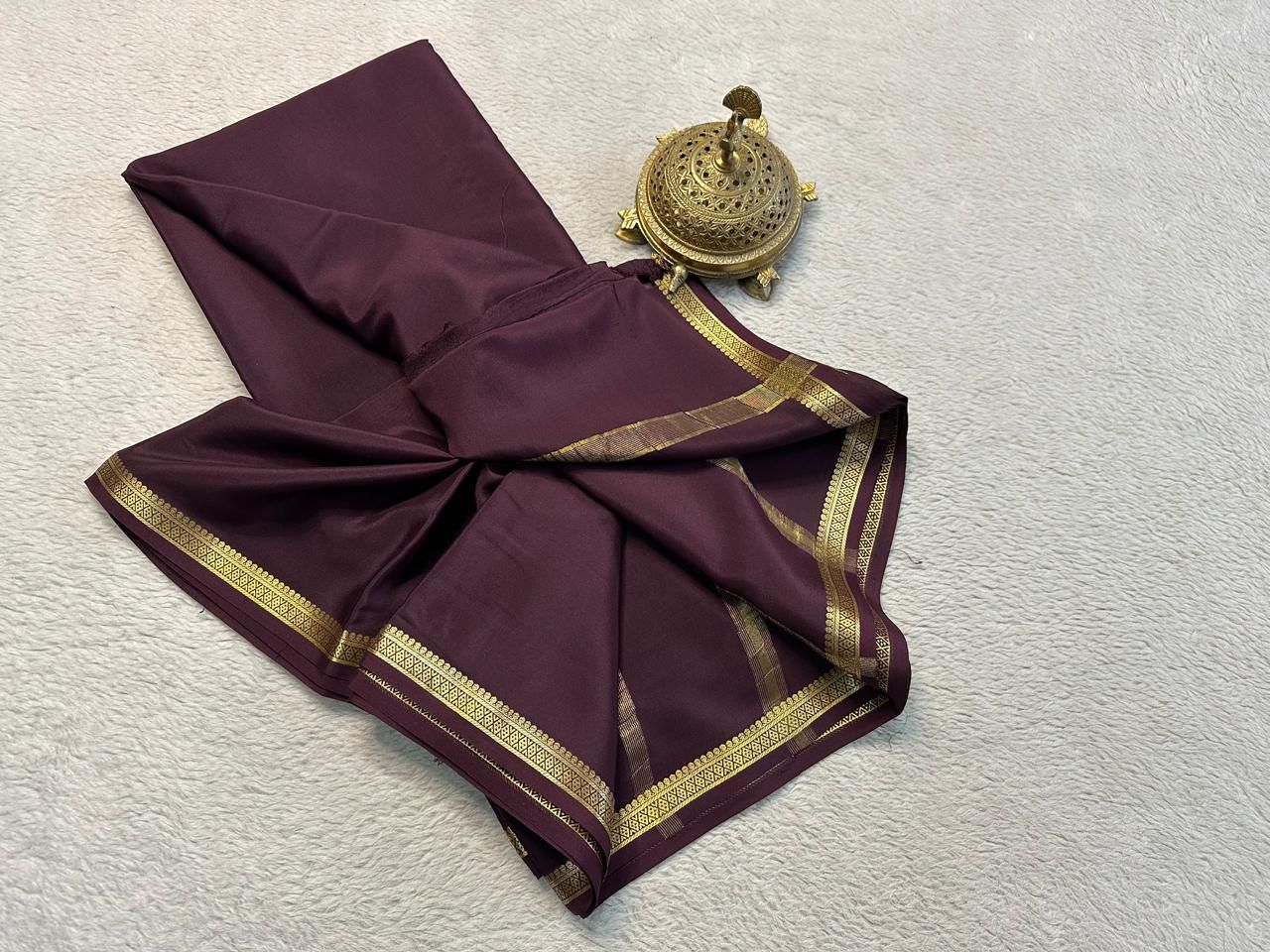 Unveil Grace: Small Border Sarees with Intricate Line Pallu in Bold Solid Shades