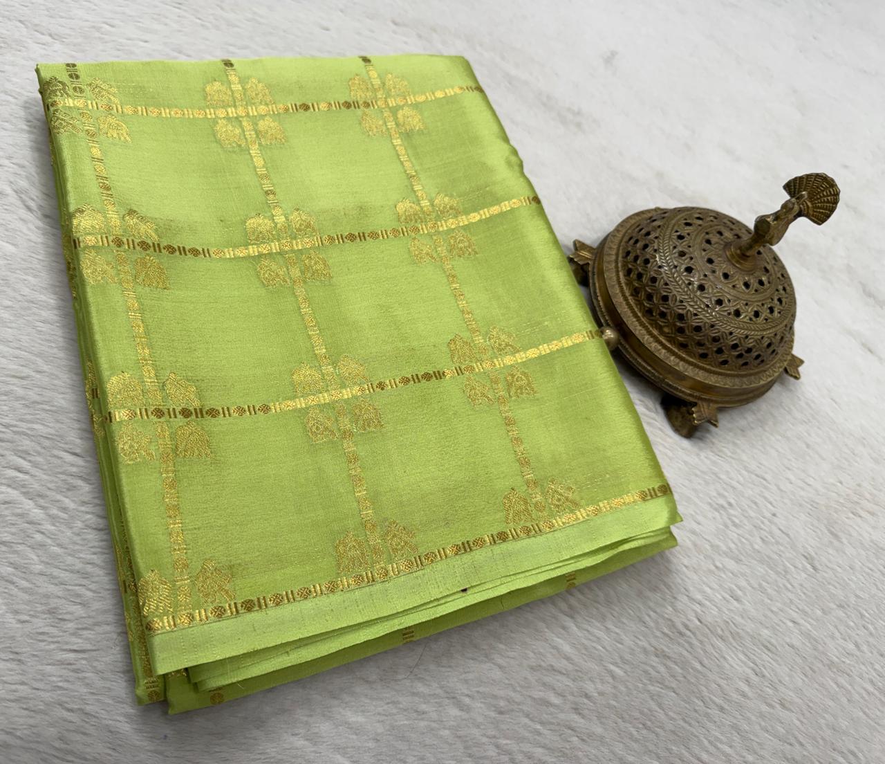 Pure Crepe Silk Saree with Borderless Checks, Chariot & Peacock Motifs | Rich Pallu