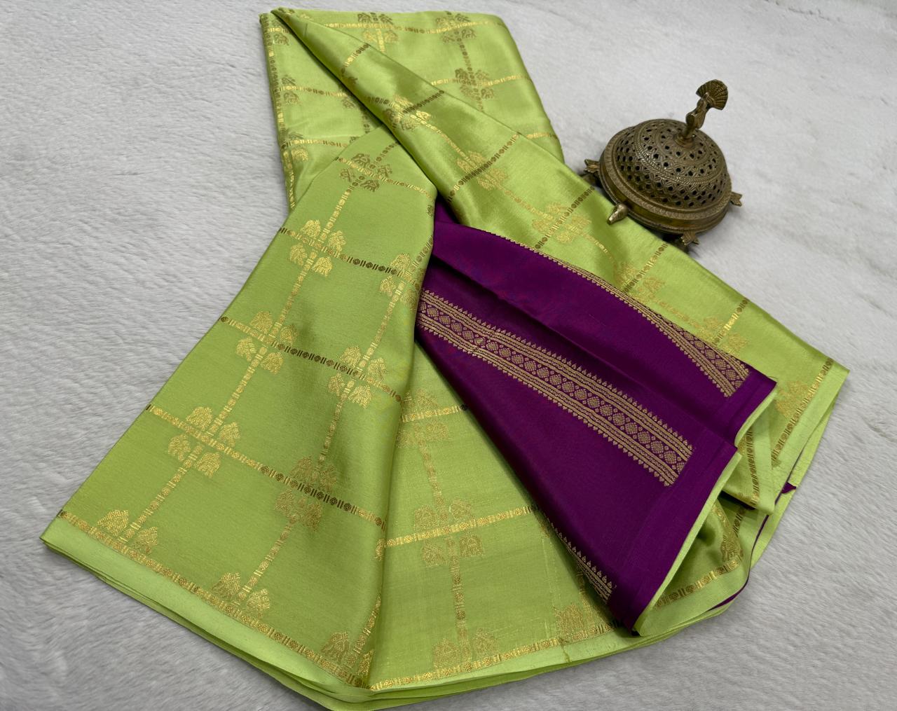 Pure Crepe Silk Saree with Borderless Checks, Chariot & Peacock Motifs | Rich Pallu