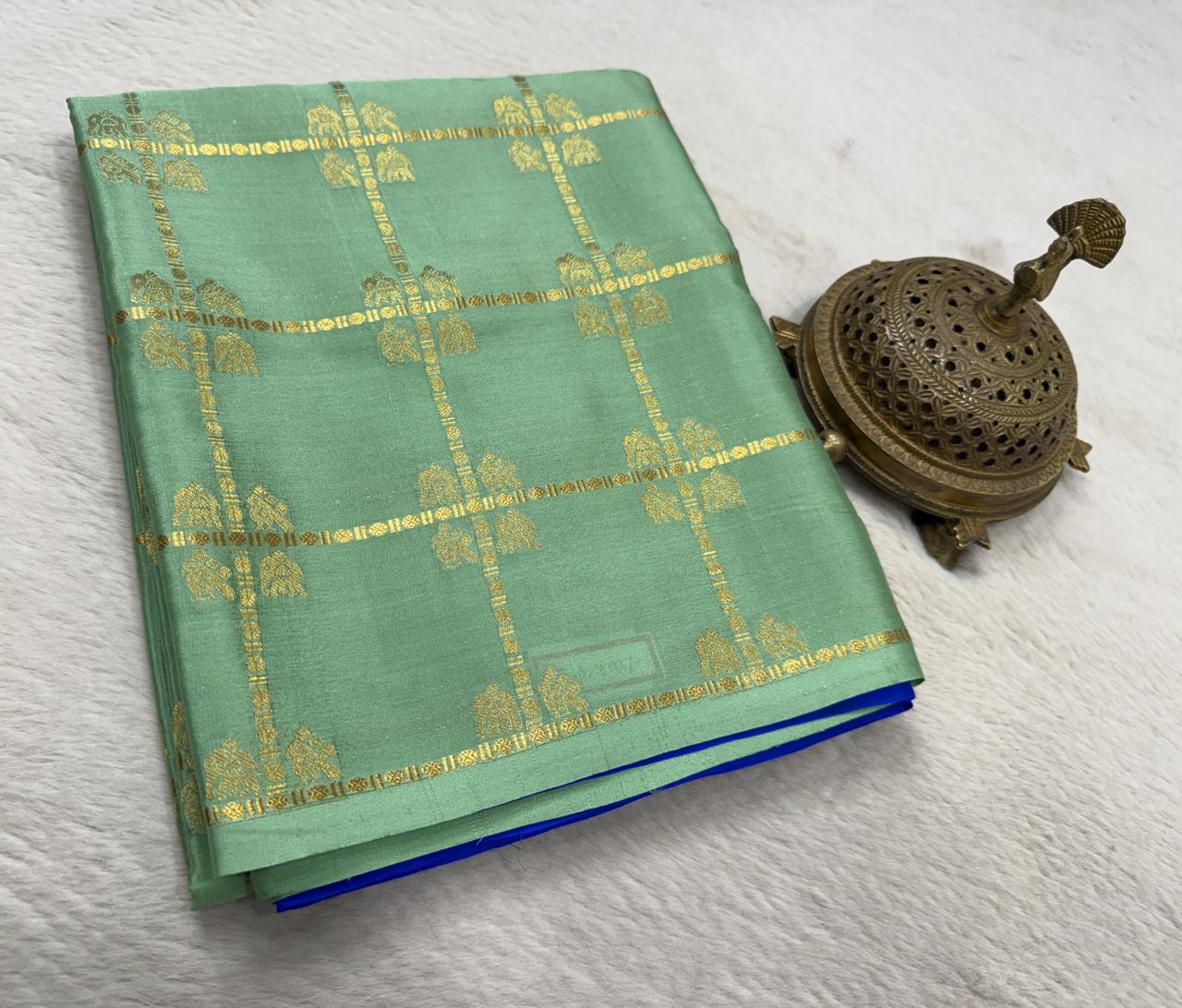 Pure Crepe Silk Saree with Borderless Checks, Chariot & Peacock Motifs | Rich Pallu
